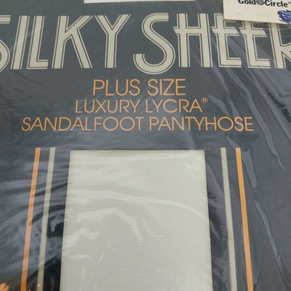 Vtg. 2X Pantyhose Ivory (White) Sandalfoot Silky Sheer Luxury Lycra  Leg Views